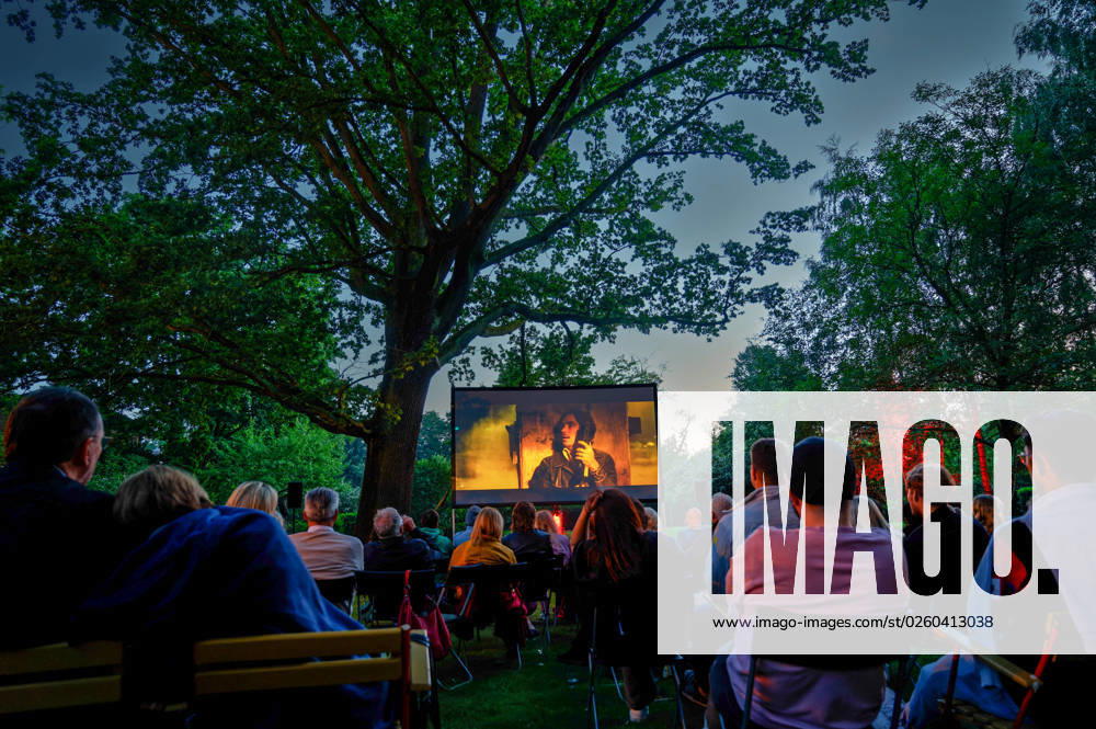 Kunst Kultur Sommer Open Air Kino 17.06.2023 Potsdam Landeshauptstadt Villa Schoeningen Villa Schöningen an der Glienicker Brücke BEHIND THE GARDEN - Kino Open Air in der Villa Schöningen. Im Lustgarten der Villa Schöningen Kunst, Film und Musik bei kühlenden Drink geniessen. Sommernacht -Film FREE FIRE IN ANWESENHEIT DES SCHAUSPIELERS SAM RILEY und REGISEUR Ben Wheatley Potsdam Berliner Vorstadt GER