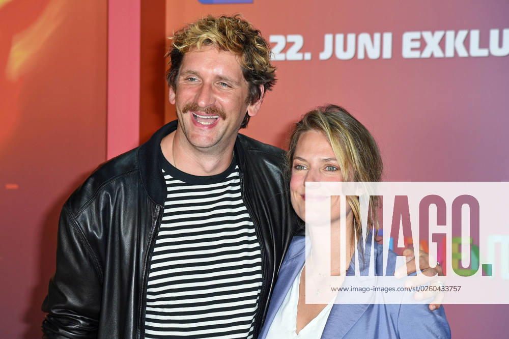 Marie Burchard mit Ehemann Sebastian Schwarz bei der Deutschlandpremiere von ELEMENTAL im Kino in der Kulturbrauerei am 18.06.2023