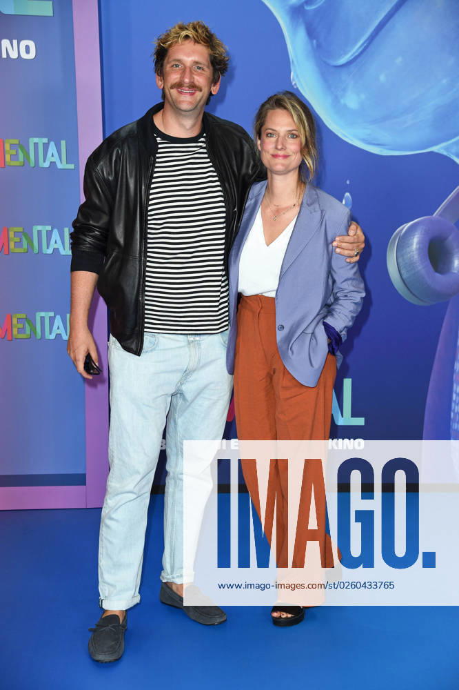 Marie Burchard mit Ehemann Sebastian Schwarz bei der Deutschlandpremiere von ELEMENTAL im Kino in der Kulturbrauerei am 18.06.2023