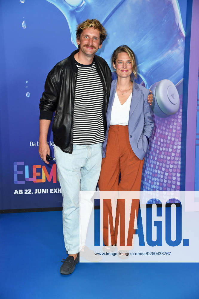 Marie Burchard mit Ehemann Sebastian Schwarz bei der Deutschlandpremiere von ELEMENTAL im Kino in der Kulturbrauerei am 18.06.2023