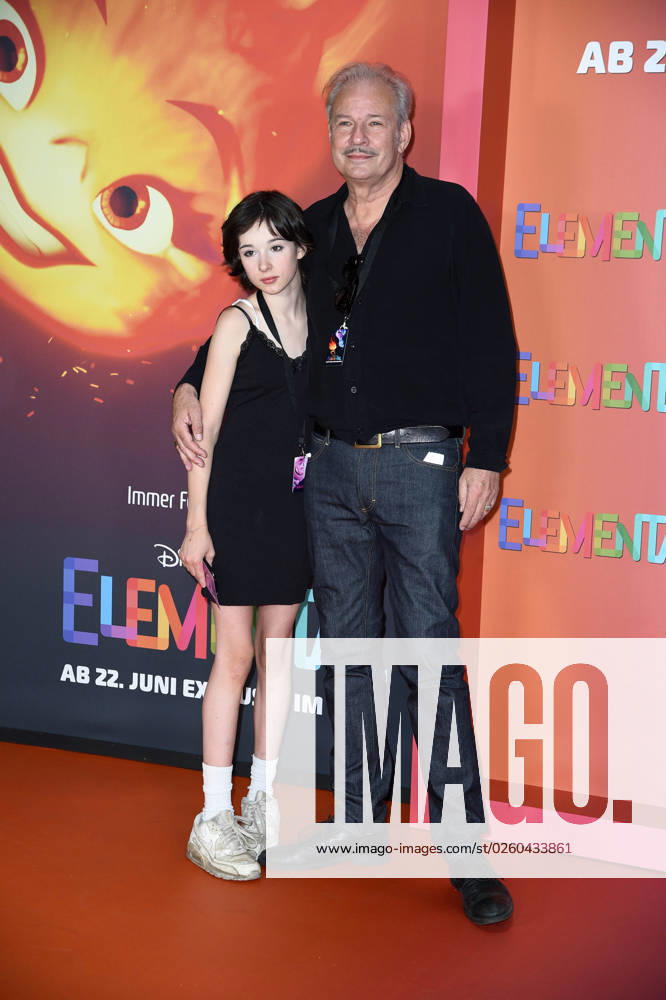 Leander Haussmann mit Tochter Edwina Eddi Kuhl bei der Deutschlandpremiere von ELEMENTAL im Kino in der Kulturbrauerei am 18.06.2023