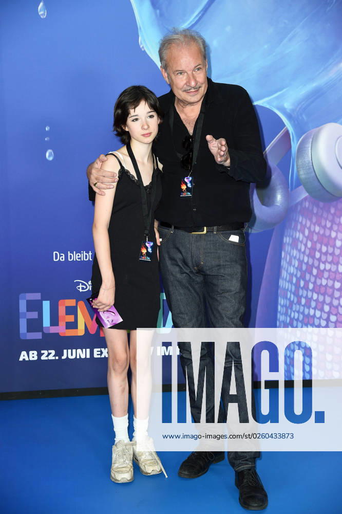 Leander Haussmann mit Tochter Edwina Eddi Kuhl bei der Deutschlandpremiere von ELEMENTAL im Kino in der Kulturbrauerei am 18.06.2023