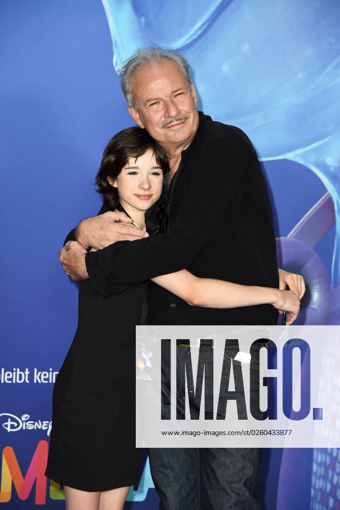 Leander Haussmann mit Tochter Edwina Eddi Kuhl bei der Deutschlandpremiere von ELEMENTAL im Kino in der Kulturbrauerei am 18.06.2023