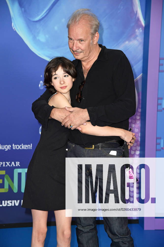 Leander Haussmann mit Tochter Edwina Eddi Kuhl bei der Deutschlandpremiere von ELEMENTAL im Kino in der Kulturbrauerei am 18.06.2023