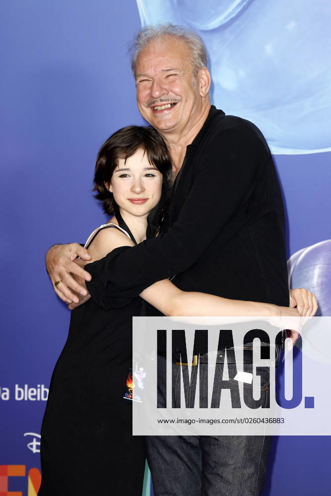 Leander Haußmann und seine Tochter Edwina Kuhl bei der Elemental (Disney) Kino Premiere am 18.06.2023 in Berlin Disneys Elemental Filmpremiere in Berlin