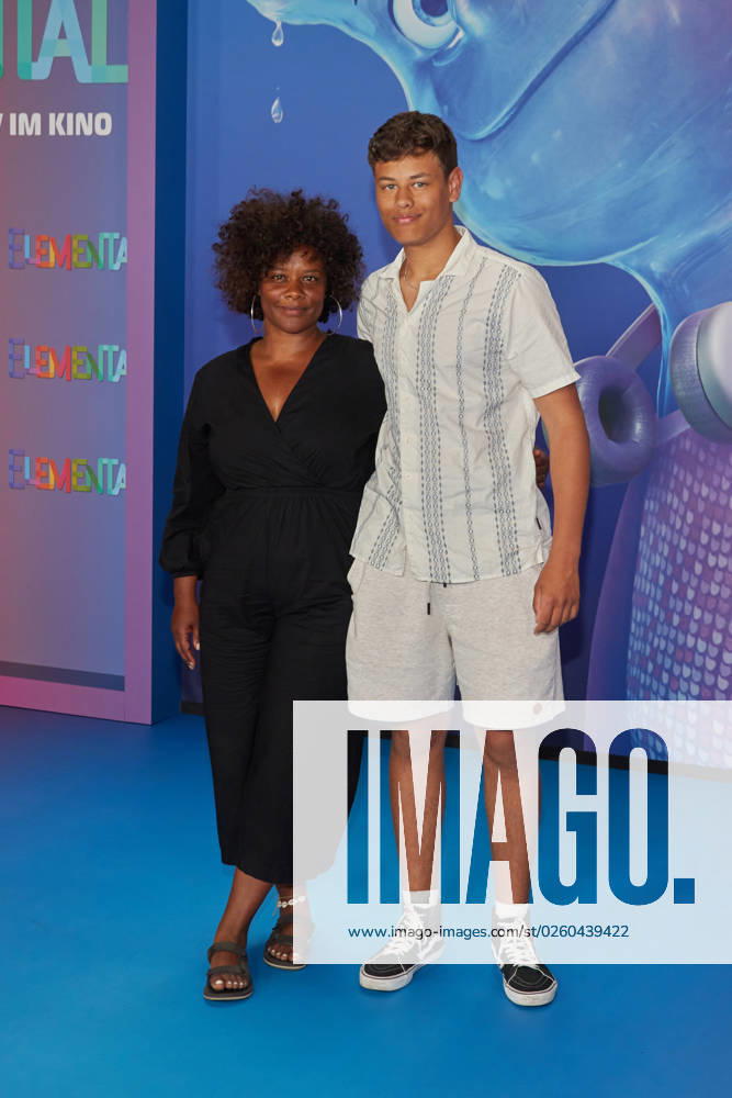 Denise M Baye mit Sohn Louis - Deutschlandpremiere von ELEMENTAL im Kino der Kulturbrauerei in Berlin am 18.06.2023. Deutschlandpremiere - ELEMENTAL