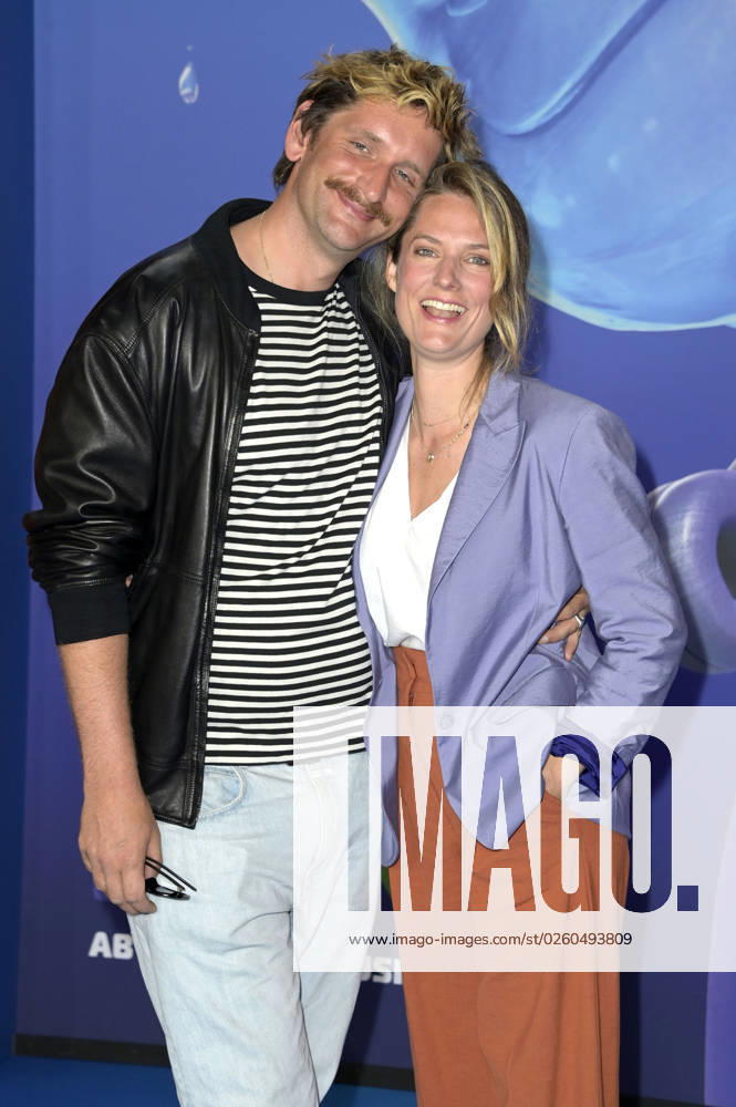 Marie Burchard mit Ehemann Sebastian Schwarz bei der Premiere des Kinofilms Elemental im Kino in der KulturBrauerei. Berlin