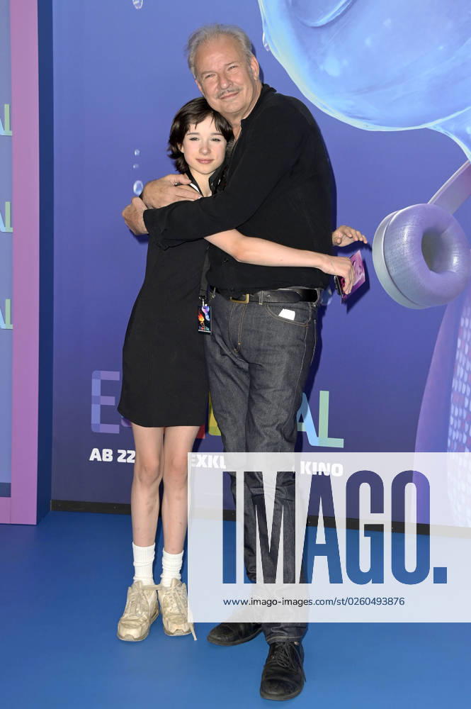 Leander Haußmann mit Tochter Edwina Kuhl bei der Premiere des Kinofilms Elemental im Kino in der KulturBrauerei. Berlin