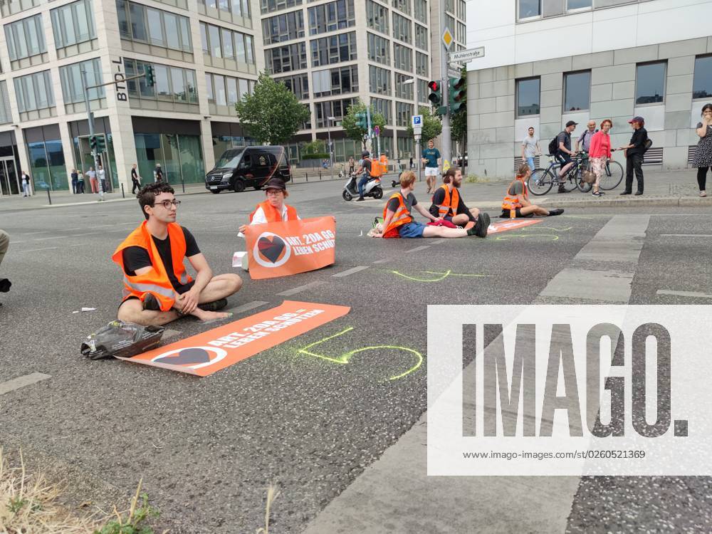 Berlin, Deutschland, 19.06.2023: Protest von Klimaaktivisten von Letzte Generation vor Treffen zum Tag der Industrie; Veranstaltet wird die sogenannte Zukunftskonferenz des BDI mit Impulsen aus Wirtschaft, Politik, Wissenschaft und Gesellschaft in der Verti Music Hall.