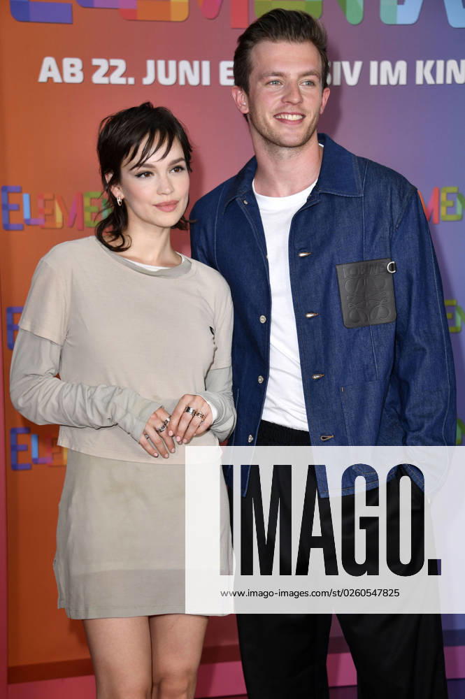 Emilia Schüle und Jannis Niewöhner bei der Premiere des Kinofilms Elemental im Kino in der KulturBrauerei. Berlin