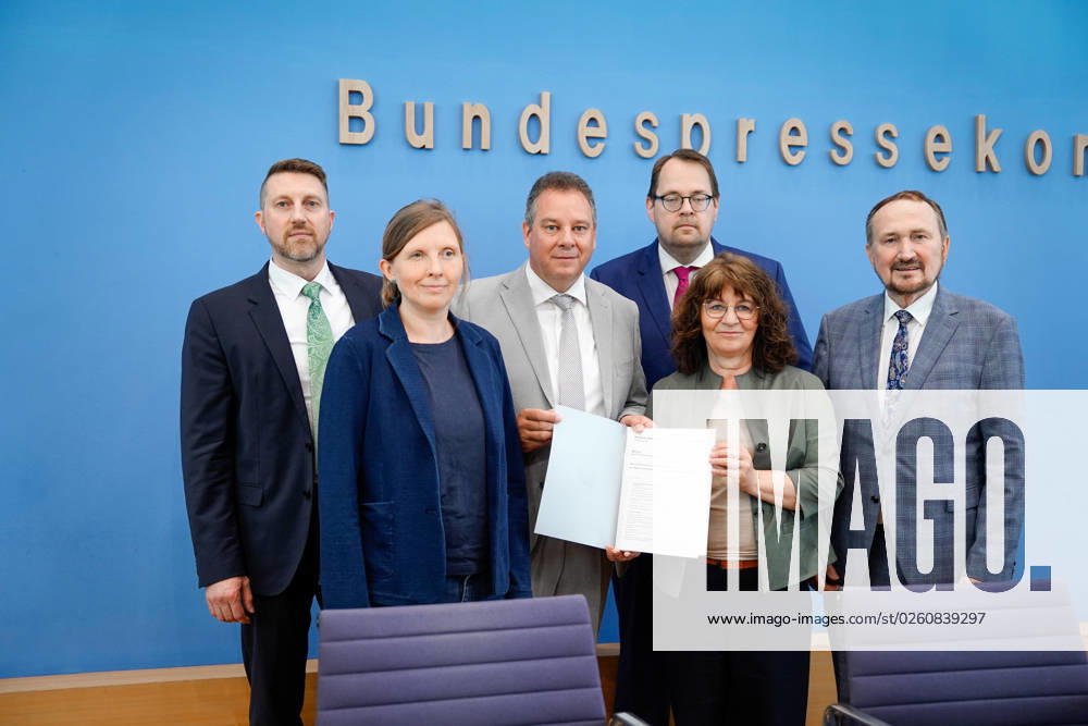 Bundespressekonferenz Jahresbericht 2022 des Petitionsausschusses Martina Stamm-Fibich, Vorsitzende des Petitionsausschusses des Deutschen Bundestages (SPD) gemeinsam mit Andreas Mattfeldt, Sprecher der CDU CSU-Fraktion, Corinna Rueffer, Obfrau (GRUENEN) und Manfred Todtenhausen, Obmann (FDP) Dirk Brandes, Obmann (AfD), Soeren Pellmann, Obmann (DIE LINKE) mit dem Jahresbericht bei der Vorstellung des Jahresbericht 2022 des Petitionsausschusses in der Bundespressekonferenz, Berlin , 21.06.2023 Berlin Berlin Deutschland