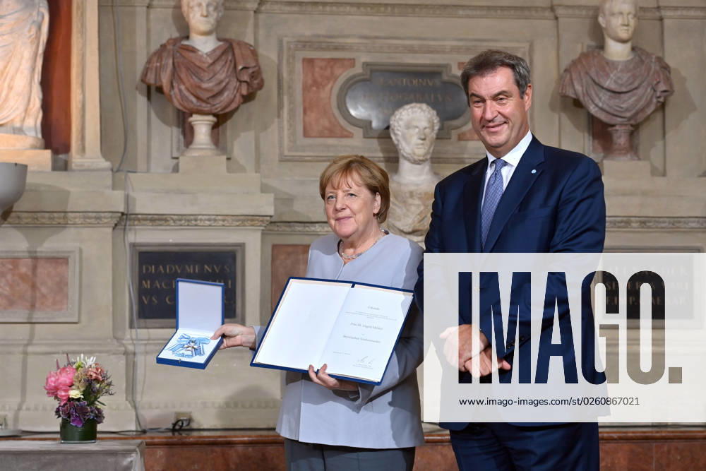 Markus SOEDER (Ministerpraesident Bayern und CSU Vorsitzender) mit Angela MERKEL. Aushaendigung des Bayerischen Verdienstordens an Frau Bundeskanzlerin a. D. Dr. Angela Merkel am 21.06.2023 im Antiquariat der Residenz in Muenchen.