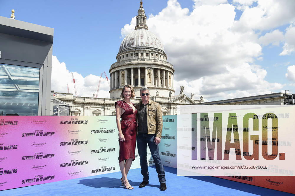 Rebecca Romijn und Anson Mountbeim Photocall zur zweiten Staffel der Paramout+ Serie Star Trek: Strange New Worlds in der Sabine Rooftop Bar. London