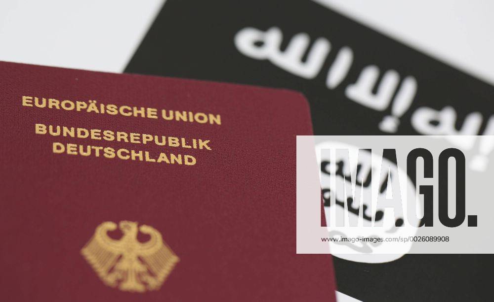 Reisepass der Bundesrepublik Deutschland vor der Flagge des so genannten Islamischen Staates (IS). Nuernberg