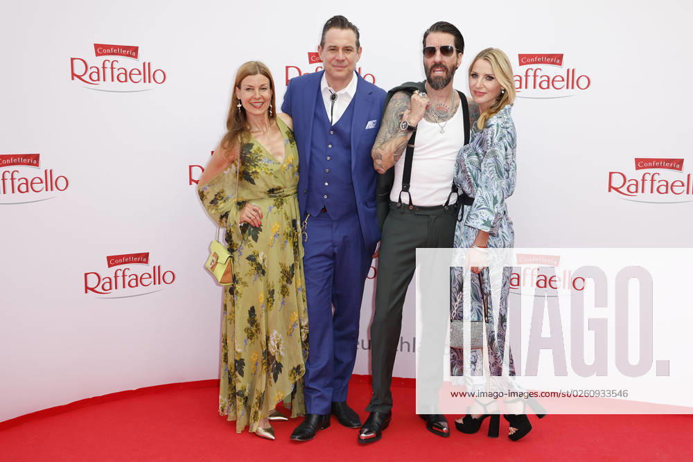 Alec Voelkel mit seiner Ehefrau Johanna Michels und Sascha Vollmer mit seiner Ehefrau Jenny beim Raffaello Summer Day Event am 21.6.2023 in Berlin Raffaello Summer Day Event 2023 in Berlin