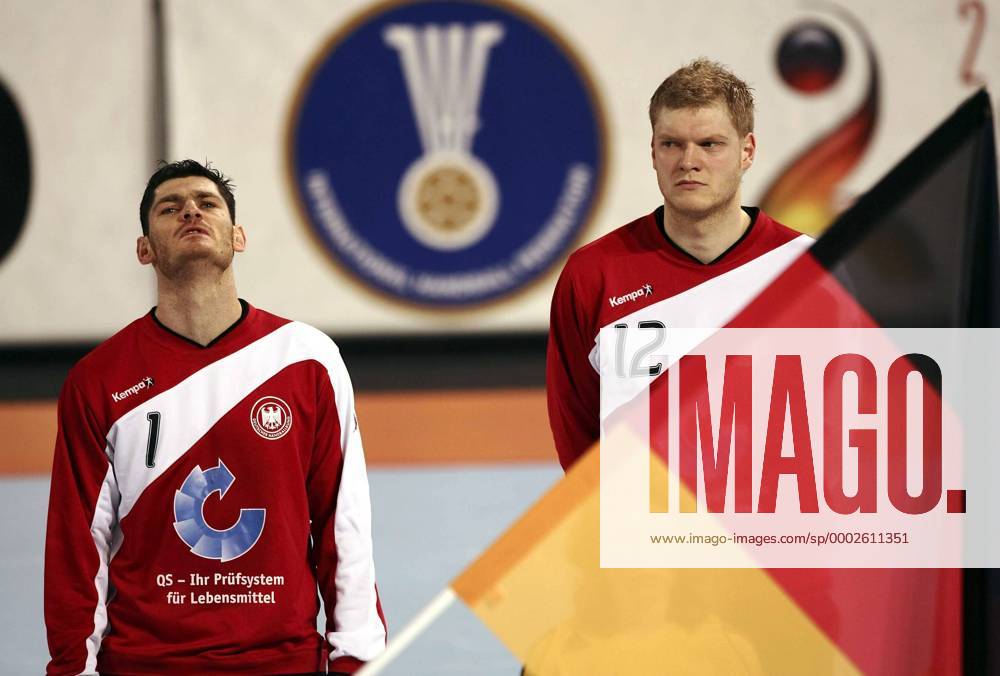 Henning Fritz (li.) und sein Torwartkollege Johannes Bitter (beide Deutschland) - Hymne Handball WM Herren WM 2007, Länderspiel, Nationalteam, Nationaltrikot, Hauptrunde, Gruppe I, Deutschland Gruppe Halle Westfalen Handball WM Herren WM 2007, Länderspiel, Nationalteam, Nationaltrikot, Hauptrunde, Gruppe I, Deutschland Gruppe Halle Westfalen