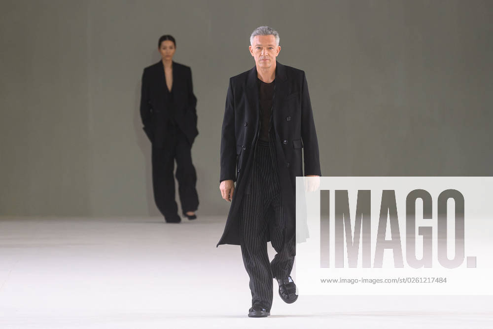 Paris Fashion Week, AMI Alexandre Mattiussi Modenschau - Vincent Cassel läuft als Model PFW - Vincent Cassel Models For AMI Alexandre Mattiussi Actor Vincent Cassel walks the runway during the Ami Alexandre Mattiussi Menswear Spring Summer 2024 show as part of Paris Fashion Week on June 22, 2023 in Paris, France. Photo by Laurent Zabulon ABACAPRESS.COM Paris France