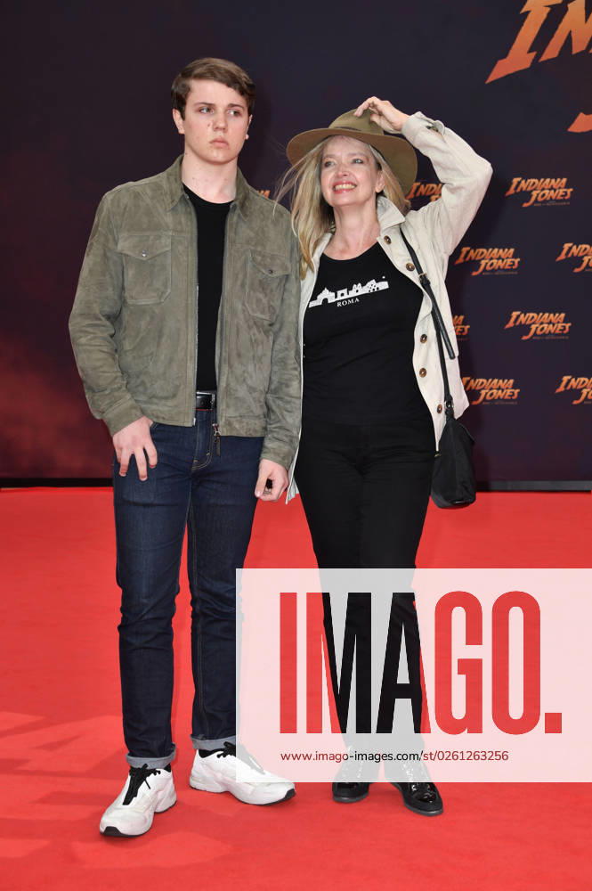 Julia Biedermann mit Sohn Julius Steffens bei der Premiere des Kinofilms Indiana Jones and the Dial of Destiny Indiana Jones und das Rad des Schicksals im Zoo Palast. Berlin