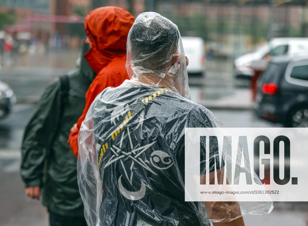 -Touristen schuetzen sich mit Regencapes vor starkem Regenfall. Starke Unwetter sind ueber Teile Deutschlands gezogen. Berlin Berlin Deutschland