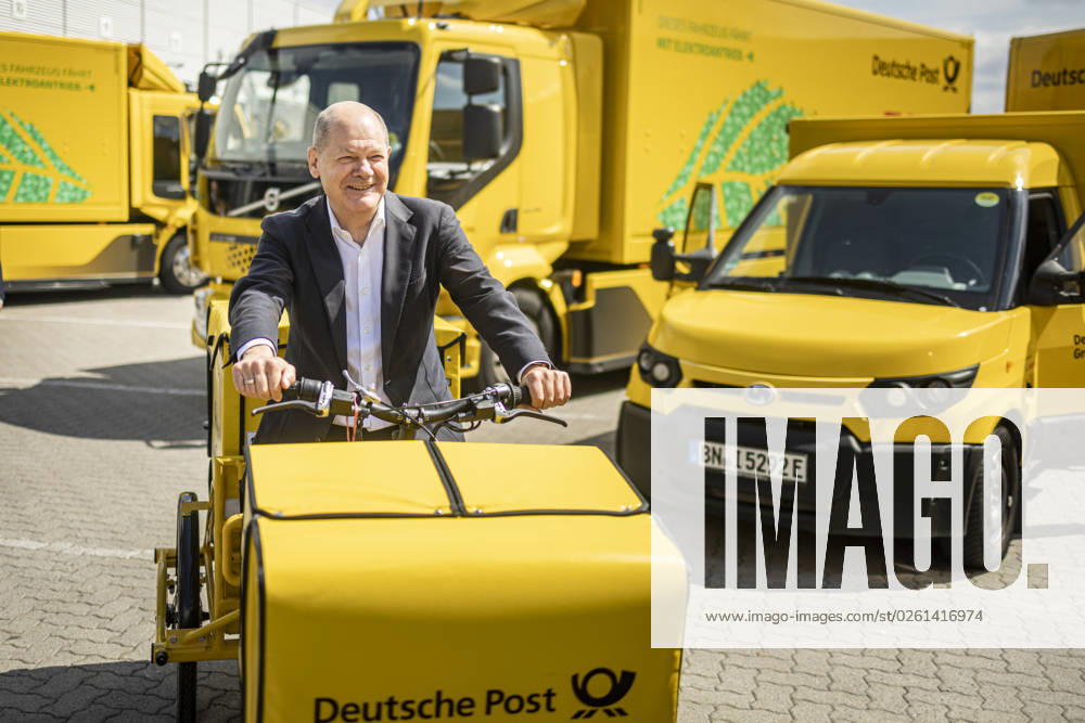 KW25 Bundeskanzler Olaf Scholz sitzt auf einem Postfahrrad waehrend eines Besuchs eines Briefzentrums in Rahmen einer Betriebsversammlung in Stahnsdorf, 24.06.2023. Stahnsdorf Deutschland
