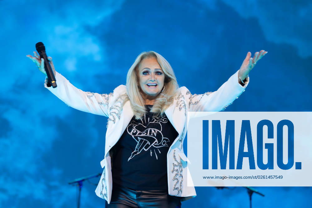 Die britische Rock-und Popsängerin Bonnie Tyler auf der Bühne bei der 40. Ausgabe des Donauinselfest in Wien 3L5A4924