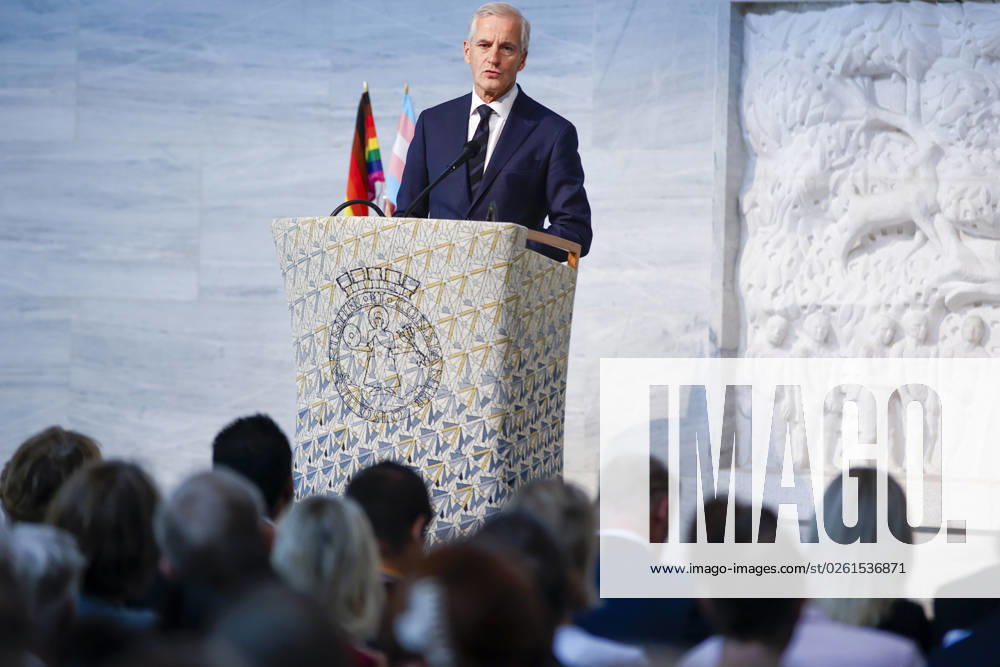 Norwegen, Gedenken am Jahrestag des Anschlags von Oslo am 25. Juni 2022 Minnemarkering 25. juni i Oslo Radhus Oslo 20230625. Statsminister Jonas Gahr Store deltar pa minnemarkeringen etter 25. juni terroren, som arrangeres i samarbeid med FRI foreningen for kjonns- og seksualitetsmangfold, Skeiv verden og Stottegruppa 25. juni. Foto: Frederik Ringnes NTB Oslo Norge MBrXvhWLTwc Ref:MBrXvhWLTwc.jpg