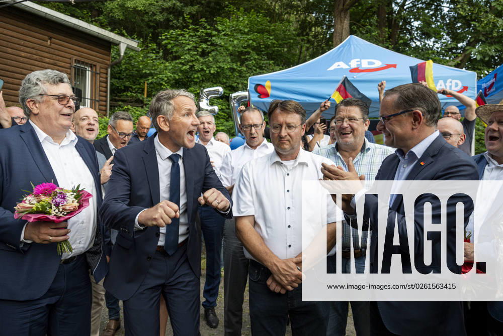 STICHWAHL ZUM LANDRAT IN SONNEBERG 25 06 2023 - Sonneberg: Die Stichwahl zum neuen Landrat des Landkreises Sonneberg am 25. Juni 2023 in Sonneberg (Thüringen). V.l.n.r. Carsten Hütter, Björn Höcke (AfD), AfD-Landratskandidat, Robert Sesselmann, und MdB Tino Chrupalla (AfD) jubeln nach dem Wahlsieg in der Frankenbaude. _________________