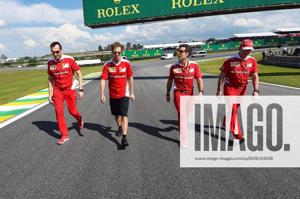 Sebastian Vettel (Scuderia Ferrari) besichtigt mit mehreren Teammitgliedern die Strecke, Grosser Preis von Brasilien 2016, Motorsport, Formel 1, 10.11.2016, Interlagos