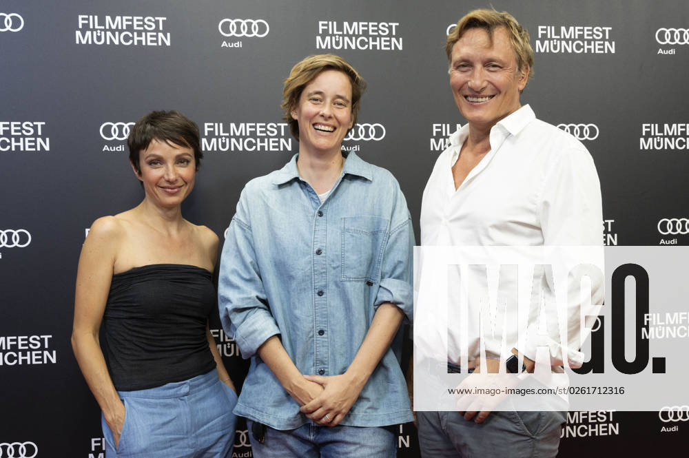 Julia Koschitz, Pia Strietmann und Oliver Masucci bei der Premiere der ARD Miniserie Herrhausen - Der Herr des Geldes auf dem 40. Filmfest München 2023 im Gloria Palast. München