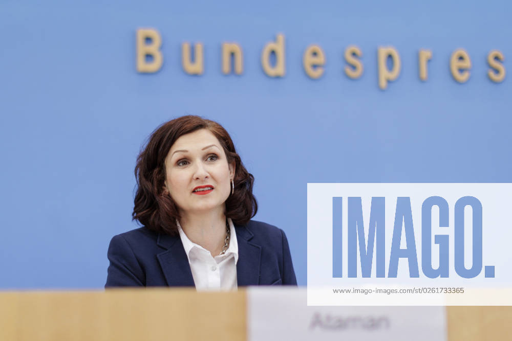 Ferda Ataman, Bundesbeauftragte fuer Antidiskriminierung, aufgenommen im Rahmen der Vorstellung des Jahresberichts 2022 der Antidiskriminierungsstelle des Bundes in der Bundespressekonferenz in Berlin, 27.06.2023. Berlin Deutschland