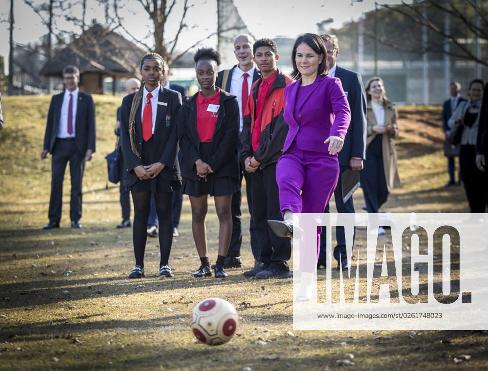 Annalena Baerbock (Buendnis 90 Die Gruenen), Bundesaussenministerin, besucht die Deutsche Schule in Pretoria. Hier beim Fussball spielen mit Kindern. Pretoria Suedafrika