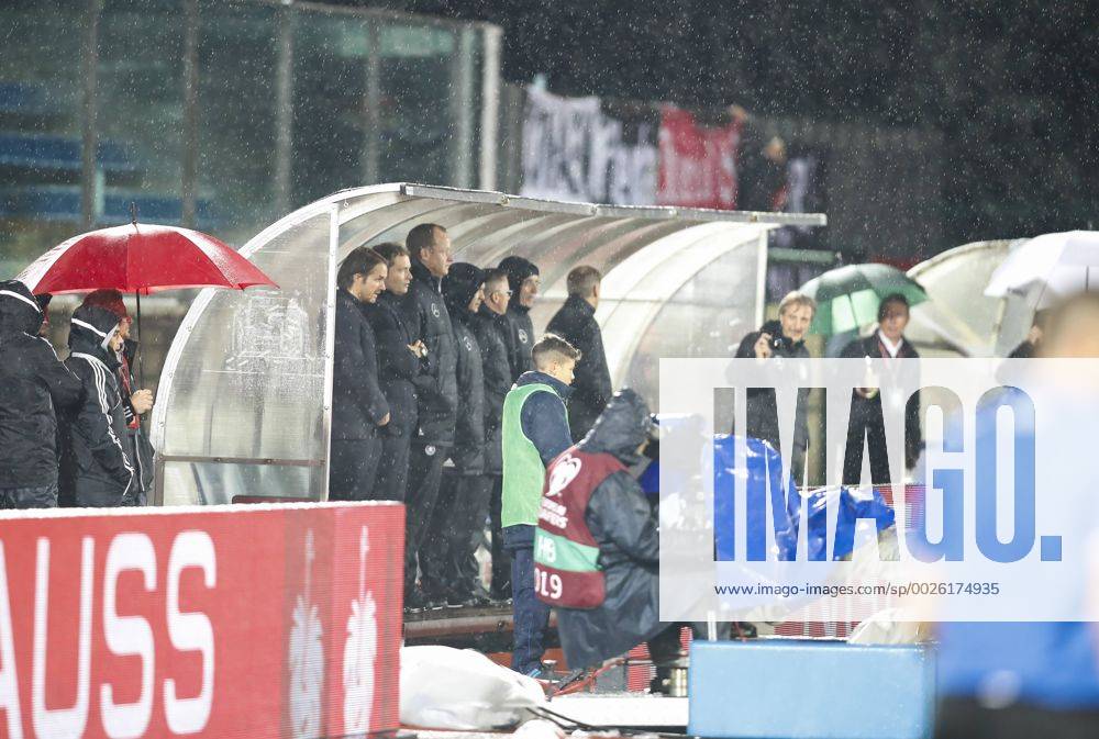 DFB Bundestrainer Joachim Jogi LOEW, LÖW,Thomas SCHNEIDER, DFB Co-Trainer, Assistenztrainer Trainerbank im Regen SAN MARINO - GERMANY 0-8 World Cup Qualifikation at November 11, 2016 in San Marino, Italy