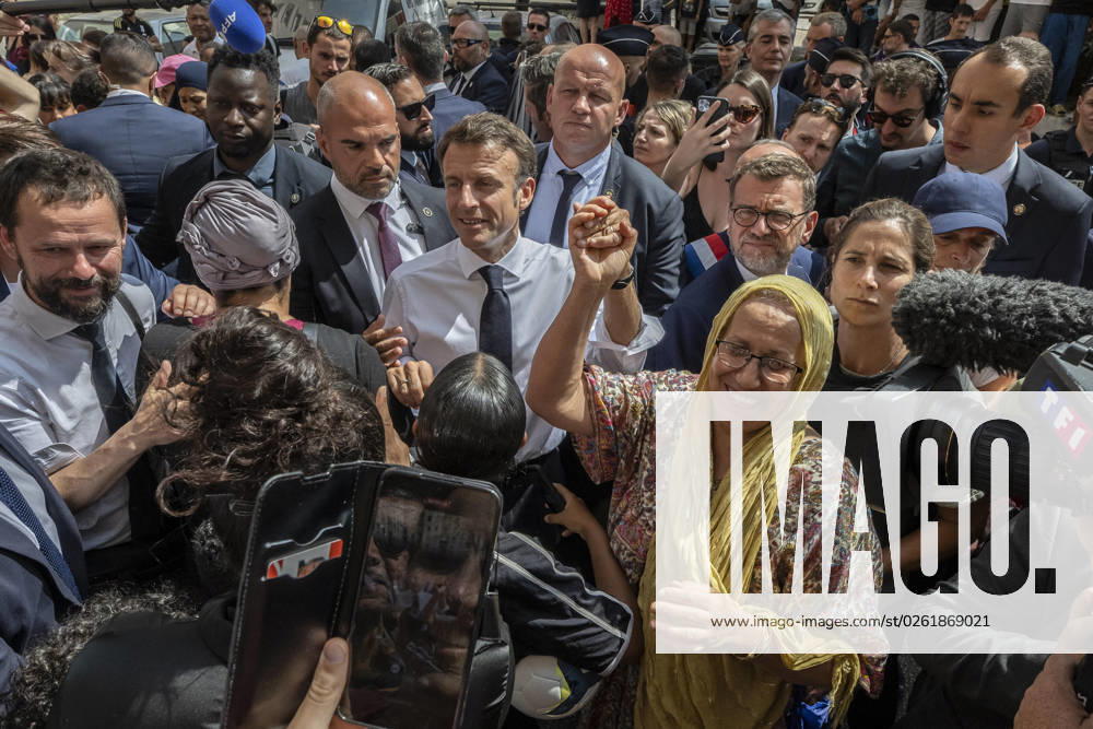 President Macron Visits The Benza District - Marseille French President Emmanuel Macron meets residents during his visit to the Benza district in the port city of Marseille on June 28, 2023.Photo by Eliot Blondet ABACAPRESS.COM Marseille France