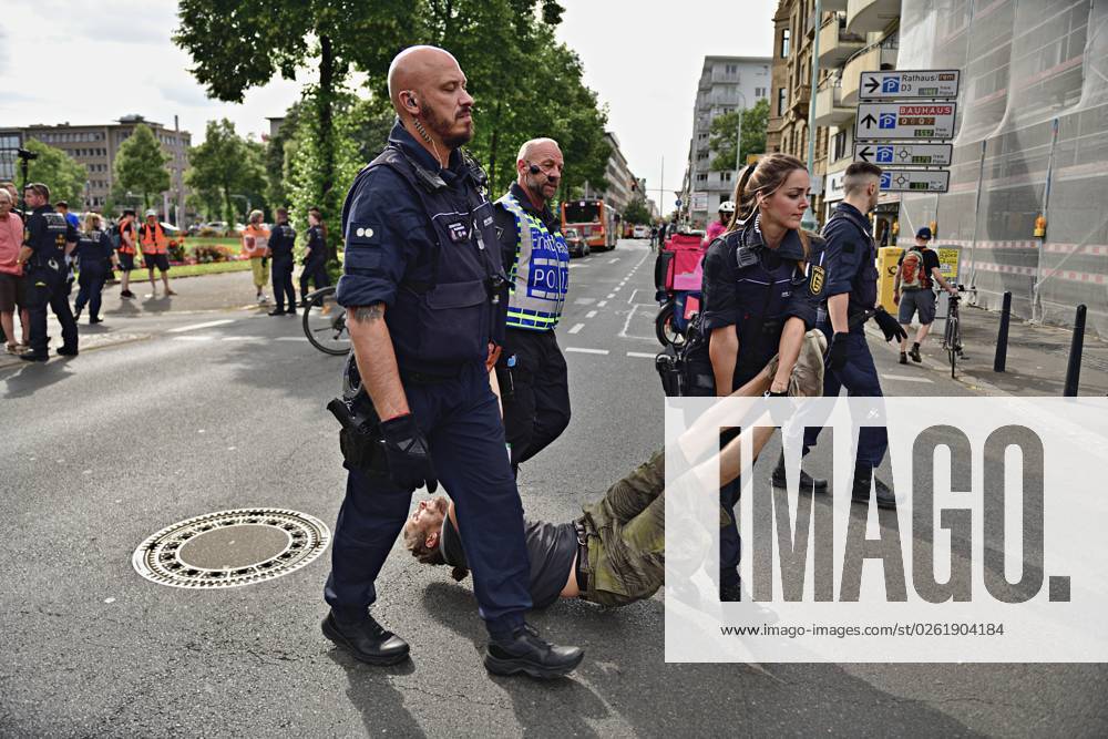 Die Letzte Generaion in Mannheim Mitglieder der Aktivistengruppe Letzte Generation versuchen in Mannheim eine Strassenblockade, die von der Polizei schnell aufgelöst wurde. Einige Aktivisten wurden von der Strasse getragen, alle Teilnehmer der Aktion erhielten temporäre Platzverweise. Mannheim Wasserturm Baden Württemberg Deutschland
