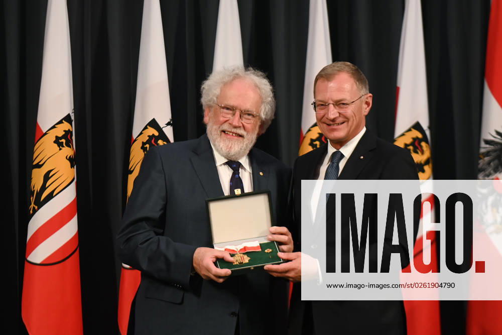 Überreichungsfeier Großes Goldenes Ehrenzeichen des Landes Oberösterreich an Physik-Nobelpreisträger Anton Zeilinger, durch den Landeshauptmann des österreichischen Bundeslandes Oberösterreich, Thomas Stelzer, im Steinernen Saal des Linzer Landhauses, am 28.06.23. Das Bild zeigt den Physik-Nobelpriesträger Anton Zeilinger während er durch den LAndeshauptmann des österreichischen Bundeslandes Oberösterreich, Thomas Stelzer das Goldene Enrenzeichen erhält 2023 - Überreichungsfeier Großes Goldenes Ehrenzeichen des Landes Oberösterreich an Physik-Nobelpreisträger Anton Zeilinger, durch den Landeshauptmann des österreichischen Bundeslandes Oberösterreich, Thomas Stelzer, im Steinernen Saal des Linzer Landhauses, am 2
