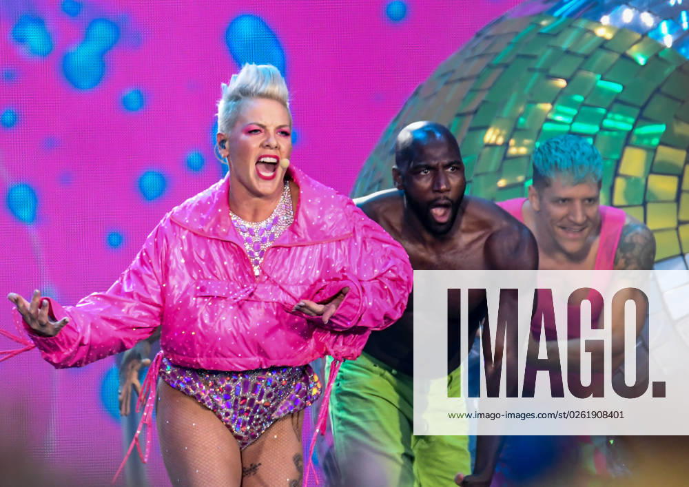 Entertainment Musik,Pink - Summer Carnival Tour, v.l. Am Mittwochabend spielt Rocksaengerin Pink (buergerlich Alecia Beth Moore) im Berliner Olympiastadion das zwölfte von 61 Konzerten ihrer aktuellen Summer Carnival Tour. Berlin