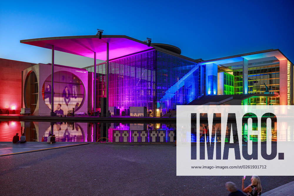 Film- und LichtÂprojektion im ParlamentsÂviertel Deutschland, Berlin Sommer 2023: Die Fassade des Marie-Elisabeth-Lüders-Hauses als Lichtspielbühne der halbstündige Installation mit den Titel Dem deutschen Volke Eine parlamentarische Spurensuche. Vom Reichstag zum Bundestag.