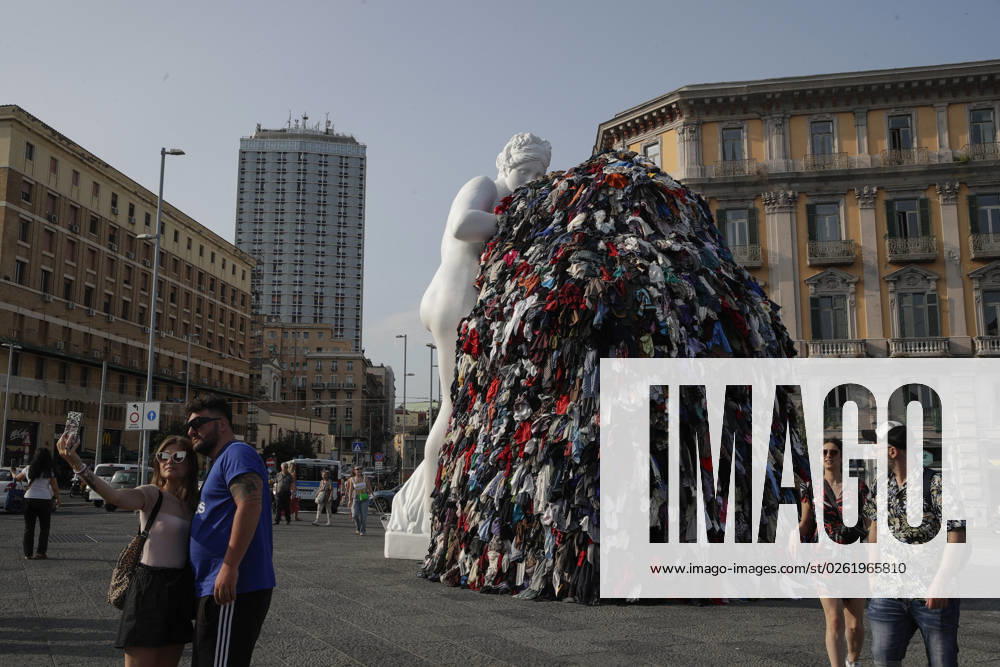 KW26 Bilder des Jahres 2023, News 06 Juni The Venus Of Rags By Michelangelo Pistoletto - Naples The Venus of Rags by Michelangelo Pistoletto installation placed in Piazza Municipio completely open and usable. Naples, Italy on June 28, 2023. Photo by Salvatore Laporta KONTROLAB IPA ABACAPRESS.COM Naples Campania Italy