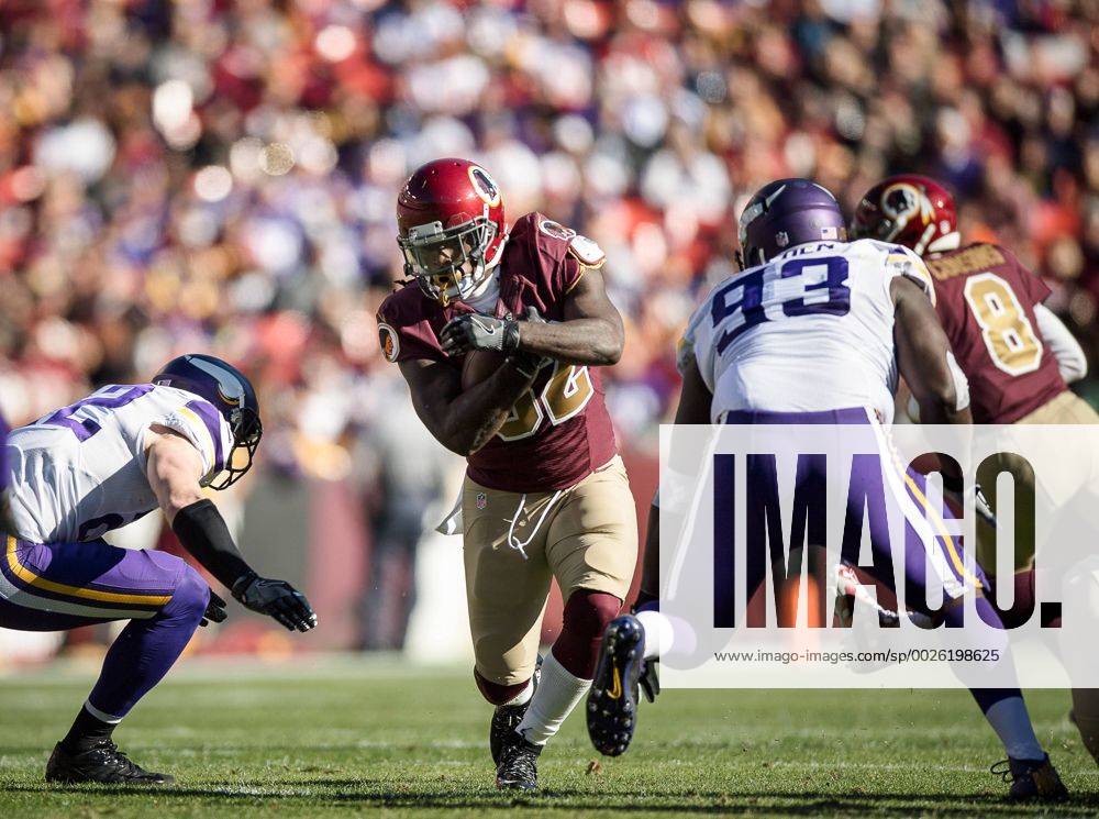 Landover, Maryland, U.S - Washington Redskins running back ROBERT KELLEY (32) runs up the middle for a first down during NFL American Football Herren USA action at FedEx Field. NFL 2016 - Redskins beat Vikins 26-20 - ZUMAr118 20161113_zap_r118_019