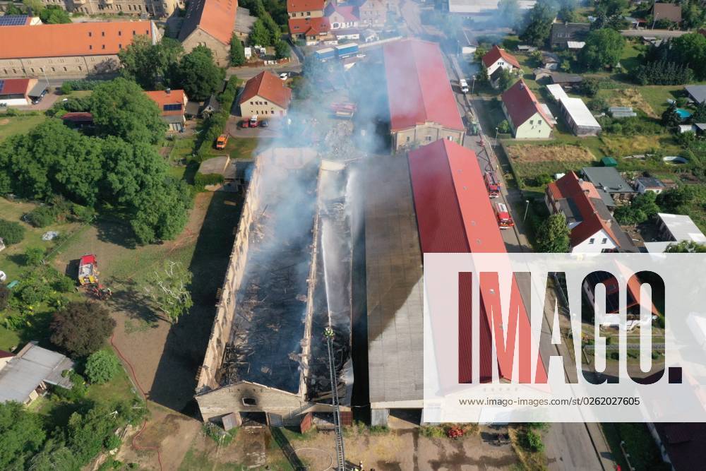 Sachsen-Anhalt Sachsen Anhalt Saalekreis Saalkreis Foto Beesenstedt Brand einer Lagerhalle Feuerwehr Polizei Löschtrupp löschen Feuer freiwillige Kameraden Luftbild Luftaufnahme Rettungsdienst