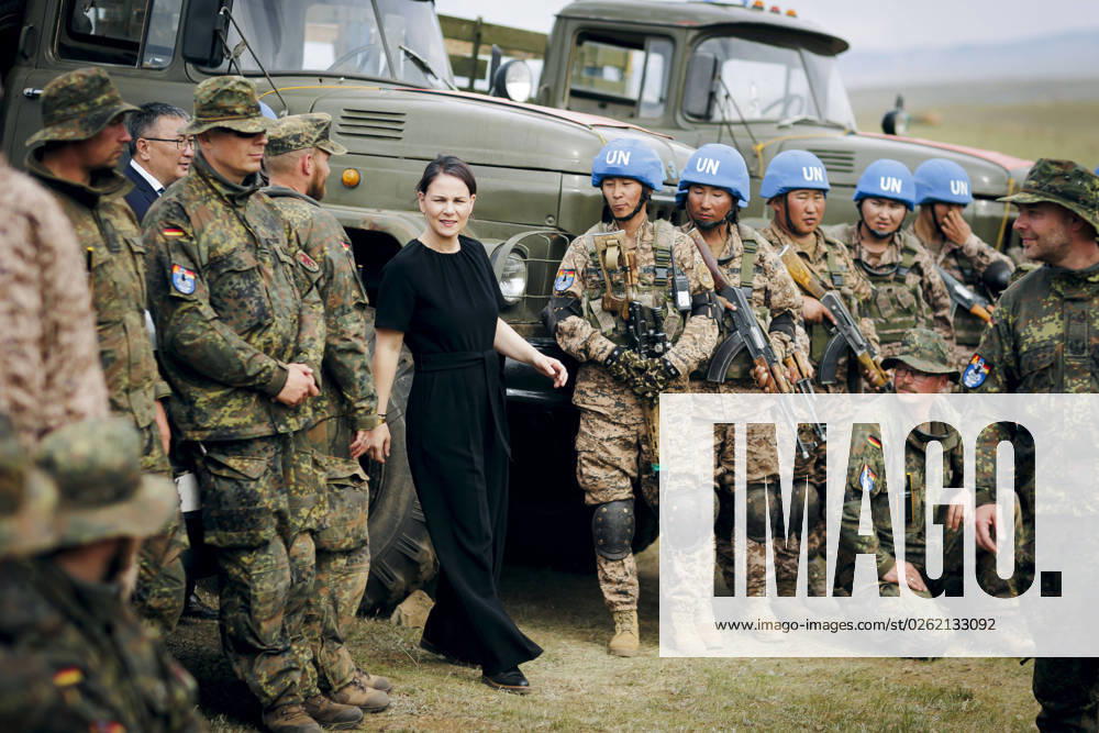 Annalena Baerbock (Buendnis 90 Die Gruenen), Bundesaussenministerin, besucht die Ausbildung mongolischer Soldatinnen und Soldaten fuer den Einsatz in VN-Friedensmissionen durch einTrainingsteam der Bundeswehr in der Kaserne Nalaikh. Nalaikh, 30.06.2023. Nalaikh Mongolei