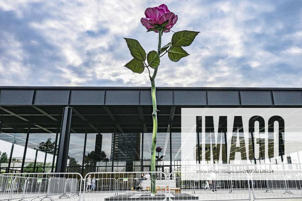 Entertainment Themen der Woch KW26 Bilder des Jahres 2023, Entertainment 06 Juni Rose von Isa Genzken vor der Neuen Nationalgalerie
