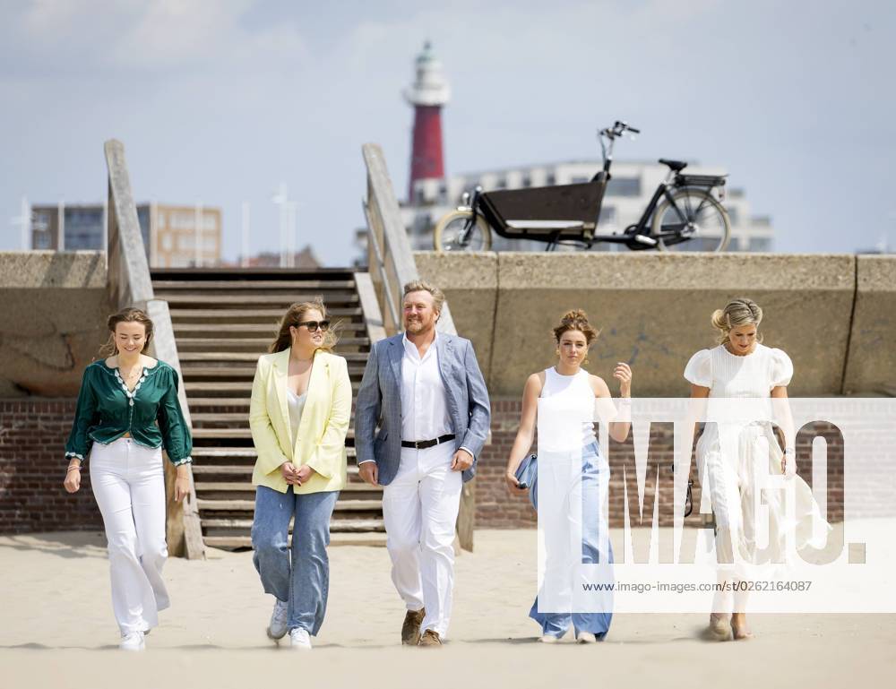 THE HAGUE - Princess Ariane, Princess Amalia, King Willem-Alexander, Princess Alexia and Queen Maxima on the Zuiderstrand during the traditional photo session of the royal family. ANP KOEN VAN WEEL netherlands out - belgium out