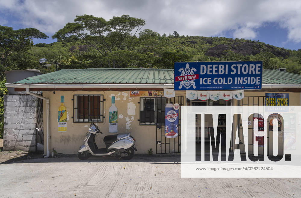 Seychellen: Mahà - Supermarkt am Straßenrand. Ein kleiner Supermarkt am Straßenrand im Süden der Seychellen-Hauptinsel Mahà wartet auf Kundschaft. Auch außerhalb der Hauptstadt Victoria bieten solcherart Tante-Emma-Läden Waren des täglichen Bedarfs. Victoria Mahà Seychellen