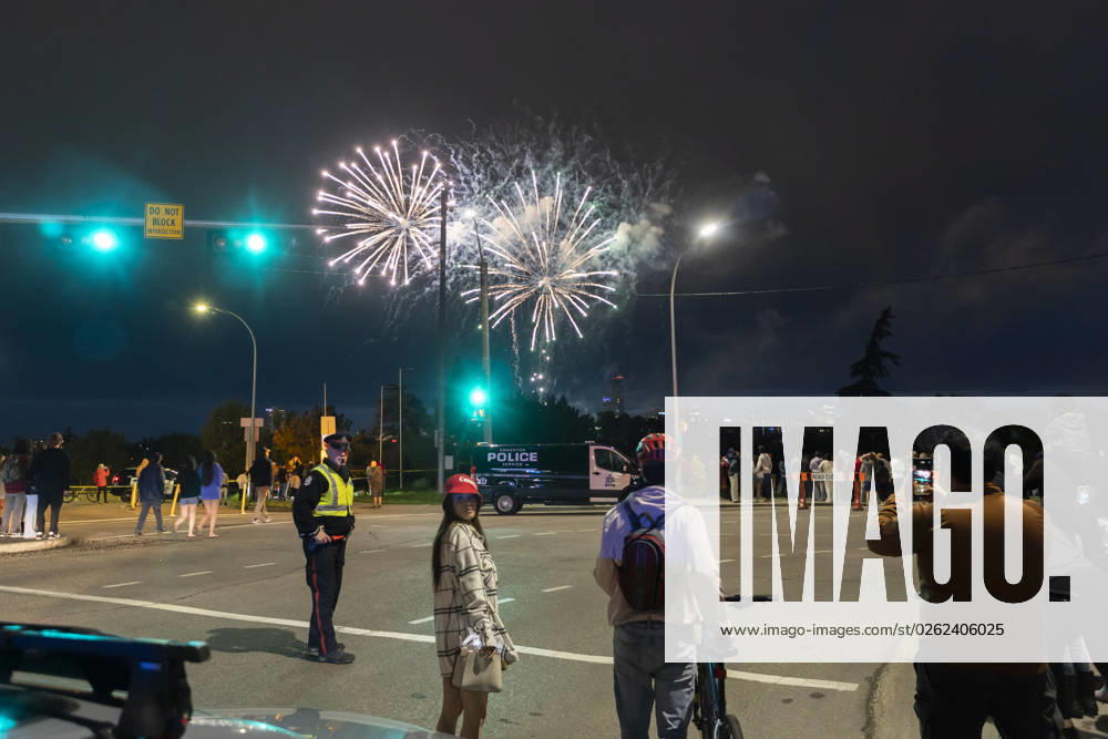 Edmonton, Canada July 1, 2023 - People watch a fireworks show above the skyline on Canada Day. Canada Day is a holiday commemorating the formation of Canada FETE NATIONALE DU CANADA, PROVINCE D ALBERTA, CELEBRATION, FESTIVITES, FETE, AMERIQUE DU NORD, FEUX D ARTIFICE, SPECTACLE, SOIR, NUIT,