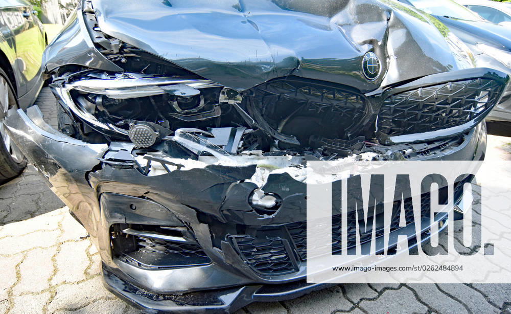 PKW-Unfallfahrzeug mit Fontalschaden abgestellt. Airbags im Fahrzeug bei Aufprall angesprochen