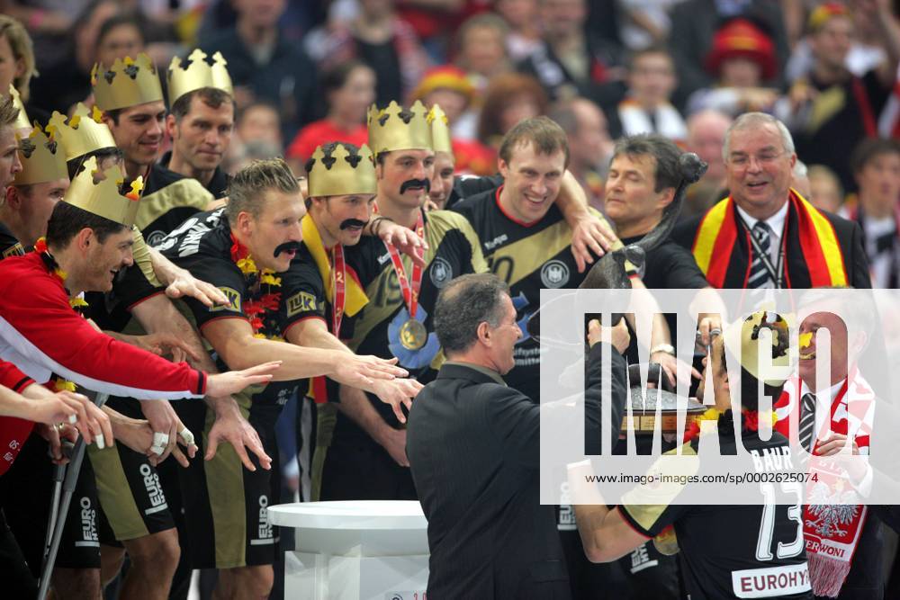 Kapitän Markus Baur nimmt den Weltmeisterpokal 2007 von IHF Präsident Hassan Moustafa (Ägypten) entgegen, re. Bundespräsident Horst Köhler Handball WM Herren WM 2007, Länderspiel, Nationalteam, Internationaler Handballverband, Präsidium, Vorstand Totale Endspiel, Finale, Nationaltrikot Köln, Jubel, jubeln, Feier, feiern, Siegesfeier Freude, Handball WM Herren WM 2007, Länderspiel, Nationalteam, Internationaler Handballverband, Präsidium, Vorstand Totale Endspiel, Finale, Nationaltrikot Köln, Jubel, jubeln, Feier, feiern, Siegesfeier Freude,