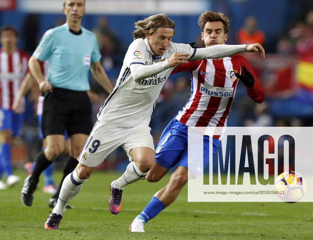 Fußball, Atletico Madrid - Real Madrid Atletico de Madrid s French midfielder Antoine Griezmann (R) fights for the ball with Real Madrid s Croatian midfielder Luka Modric during the Spanish Liga Primera Division 12th round match between Atletico de Madrid and Real Madrid at Vicente Calderon stadium in Madrid, Spain, 19 November 2016. ATLETICO DE MADRID VS. REAL MADRID !ACHTUNG: NUR REDAKTIONELLE NUTZUNG! MAD001 20161119-636151893836480060