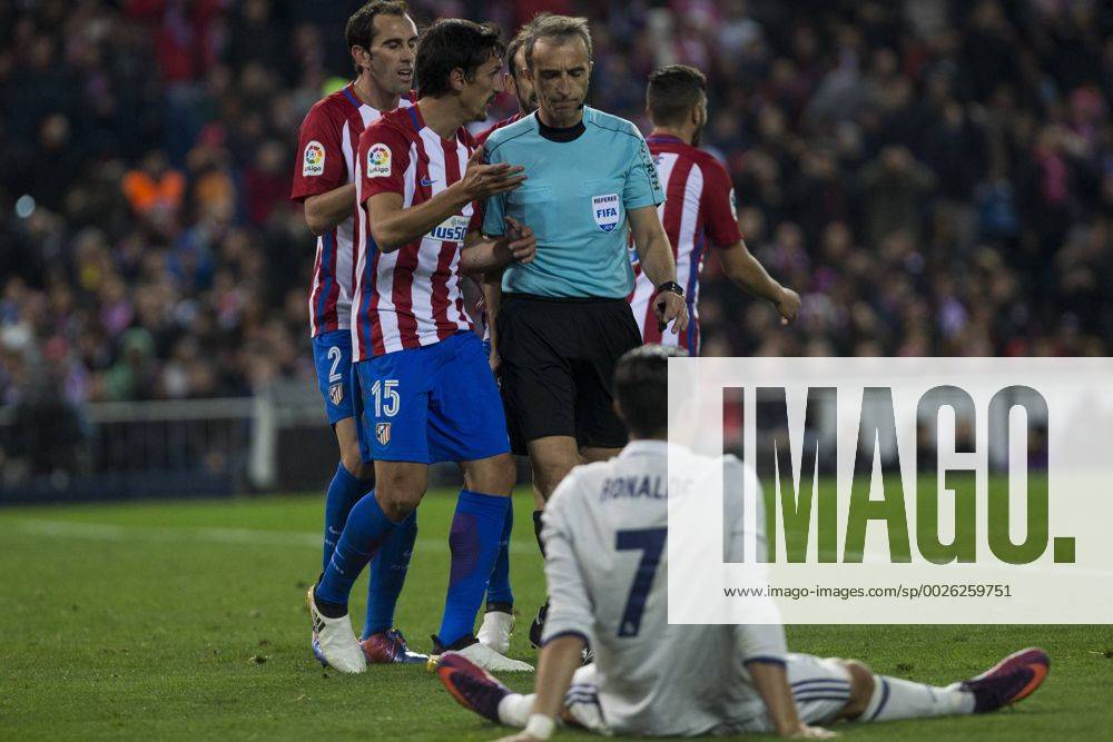 Fußball, Atletico Madrid - Real Madrid Atletico de Madrid s Stefan Savic Real Madrid s Cristiano Ronaldo during the match of La Liga between Atletico de Madrid and Real Madrid at Vicente Calderon Stadium in Madrid , Spain. November 19, 2016. (20161119031)