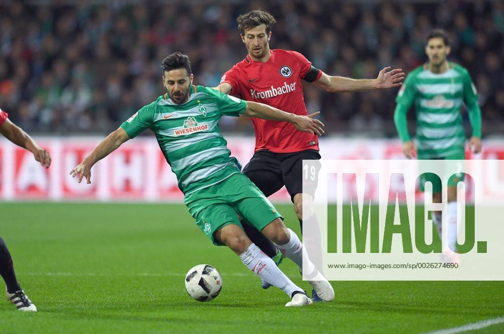 FUSSBALL 1. BUNDESLIGA 11. SPIELTAG SAISON 2016 2017 SV Werder Bremen - Eintracht Frankfurt 20.11.2016 Claudio Pizarro (li, SV Werder Bremen) gegen David Abraham (re, Eintracht Frankfurt)